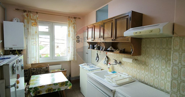 Apartament 3 camere, Centru 59000Euro, etaj 2