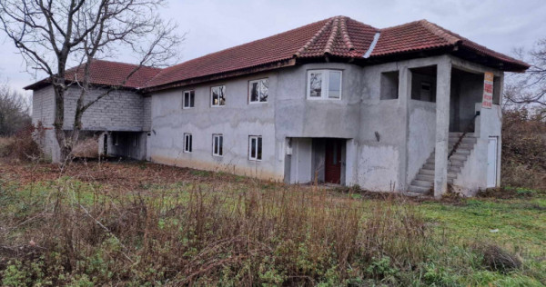 Cladire Multifunctionala, situata &icirc;n Arcani, Sat.Arcani