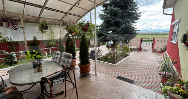Casa individuala cu 7 camere, 200 mp, teren 627 mp, Jucu de