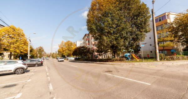 Teren stradal pe colț - Ideal afacere - front stradal mare