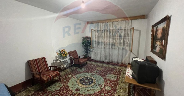 Apartament cu 4 camere de vânzare în zona Sud-Est