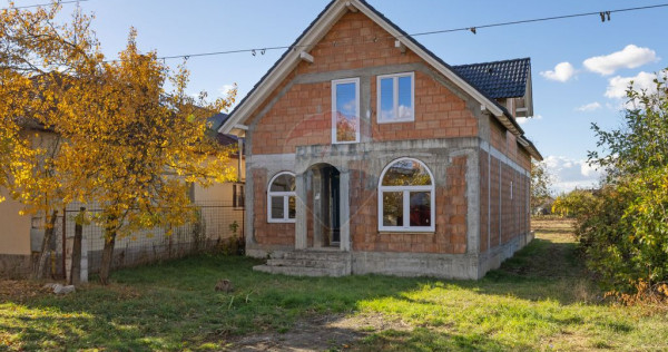 Casă la roșu cu teren generos, 500 mp, situată pe stra...