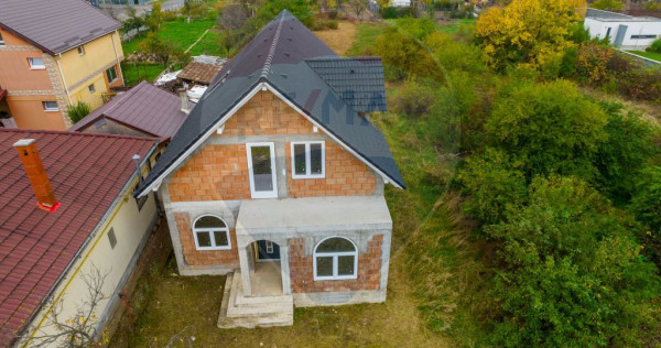 Casă la roșu cu teren generos, 500 mp, situată pe stra...