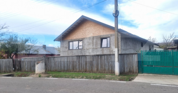 CASA LA ROSU CU TEREN