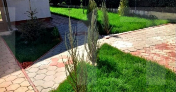 Casă elegantă într‑un duplex mobilat, curte 208 m² ?