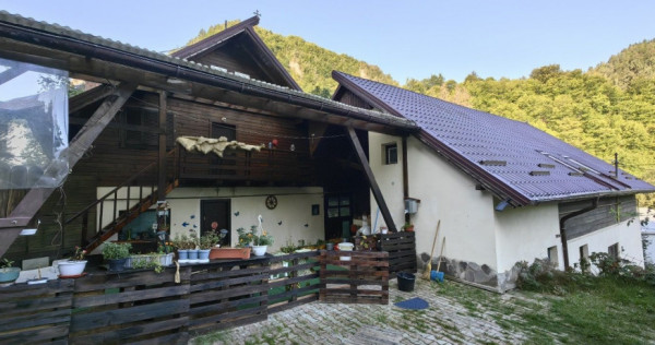 Vila/ pensiune - 11 camere - Moieciu de jos