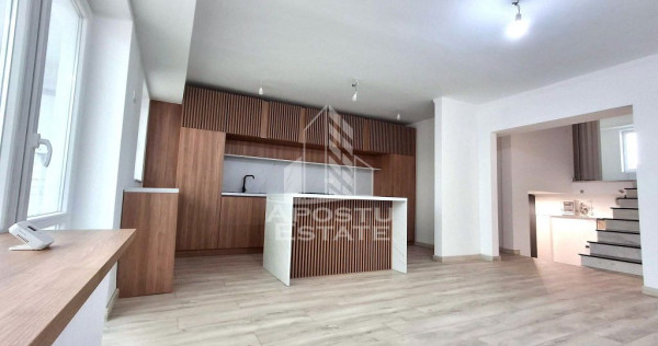 Apartament samanta cu 3 camere in zona Polivalenta