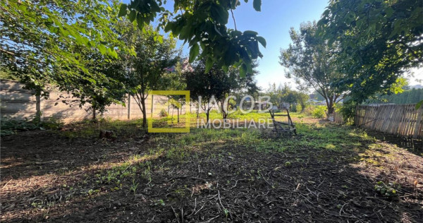 Teren intravilan 1010 mp cu casa batraneasca, magazie, beci,