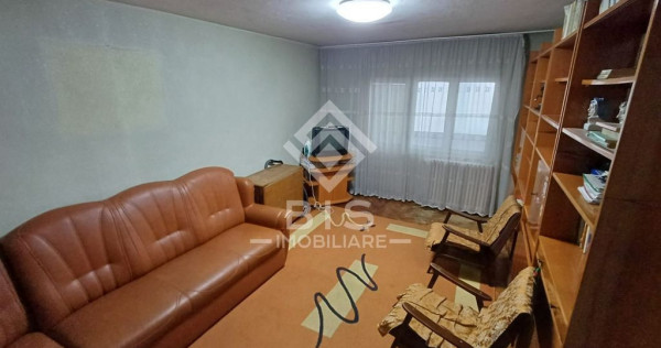 Apartament 3 camere, etaj 2/4 (închiriere maxim 6 luni)