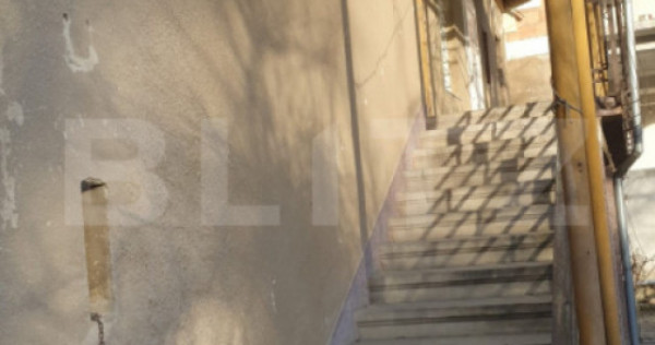 Casa de vanzare, 220 mp, SEMICENTRAL