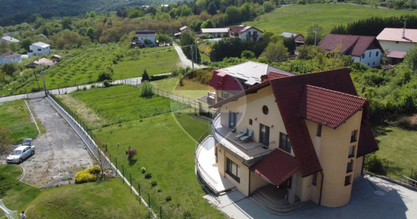 Casă / Vilă de Lux cu 5 camere de v&acirc;nzare