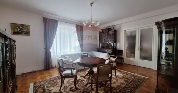 Apartament 4 camere , pet friendly, cu parcare si curte, ...