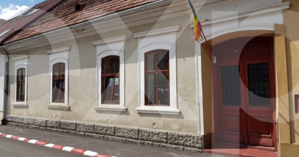 Oportunitate! Casă, 4 camere, curte comună, ultracentral,