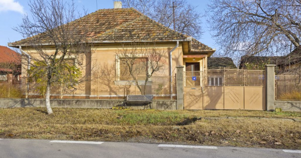 Casă de vanzare, pozitie excelenta, la intrare in Loc. G...