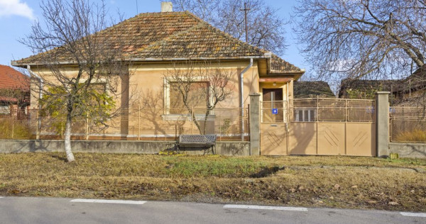 Casă de vanzare, pozitie excelenta, la intrare in Loc. G...