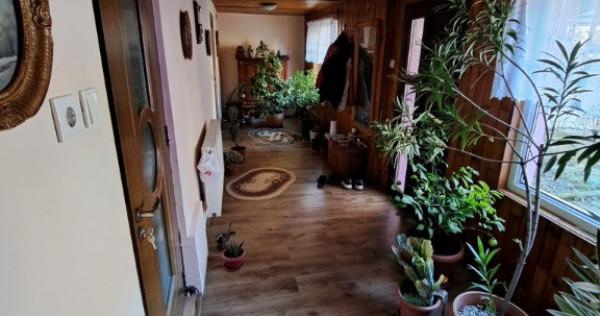 Casă formată din 2 clădiri P+M și P+1 Resita, Caras-Severin