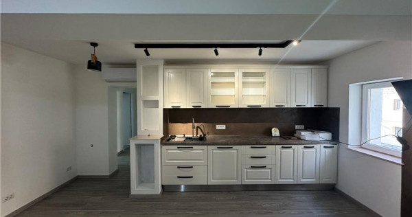 Ap 4 cam transformat in 3, et 1, renovat complet, zona Inspe