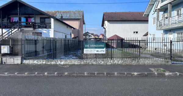 Teren Panduras cu vedere la lac