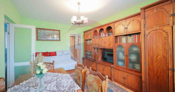 Apartament cu 3 camere, de v&acirc;nzare &icirc;n zona Rogerius