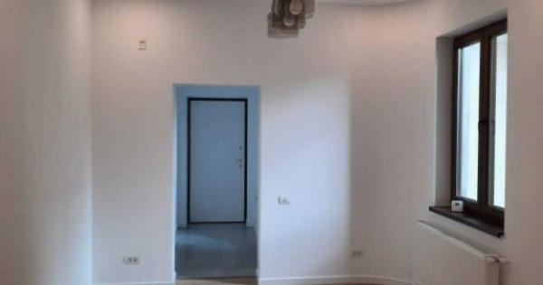 Apartament cu 3 camere,decomandat,Parter.Armeneasca.Birouri!