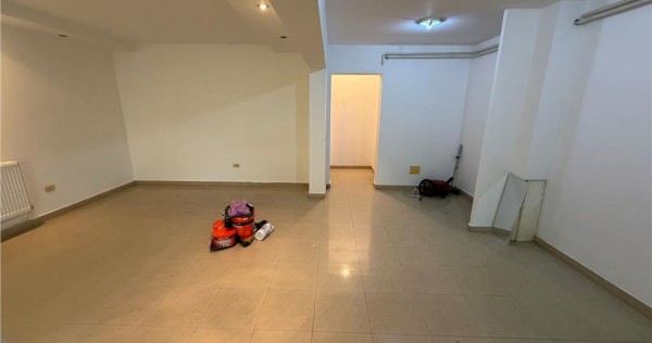 Apartament 3 camere, parter, 70mp , stradal, zona Centrala -