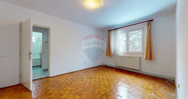 De v&acirc;nzare: 2 camere, baie cu geam, etaj 2