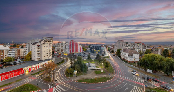 Apartament de v&acirc;nzare cu 4 camere decomandat - Zona Intim