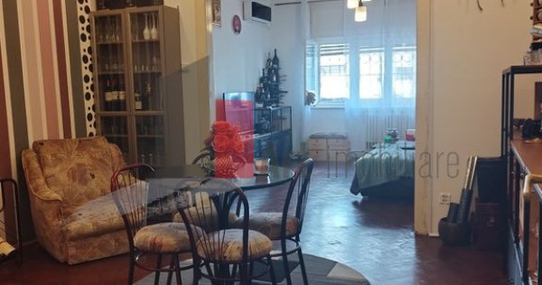 Apartament cu trei camere de vanzare-Piata Victoriei