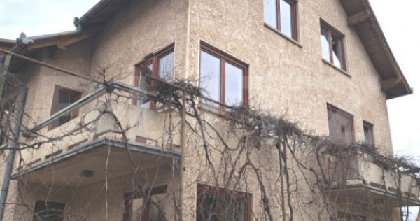 Vilă cu priveliște spre T&acirc;mpa, &icirc;n zonă liniștită din