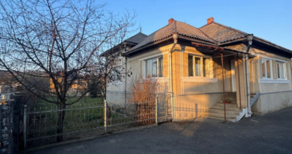 Casă 3 camere + 40 ari teren, zonă centrală T&acirc;rgu Lăpu?