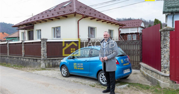 Casa, anexe, 3762 mp teren, 25000 mp padure, Comanesti, jud.