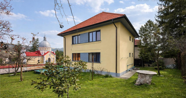 Apartament 2 Camere in Centrul Istoric cu Garaj si Curte