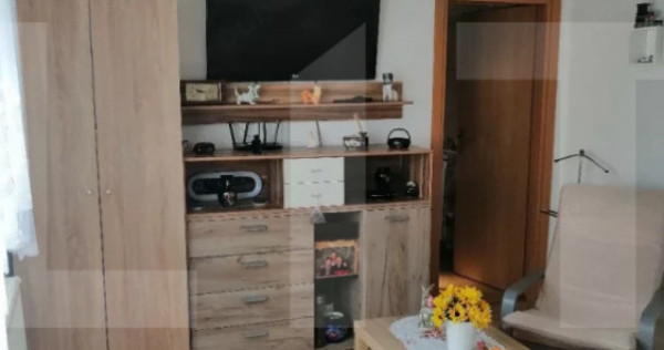 Vind casa cu doua apartamente cu intrare separata.