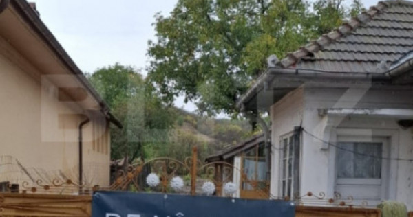 Casă bătr&acirc;nească la stradă, Podari-Livezi, teren 822 mp