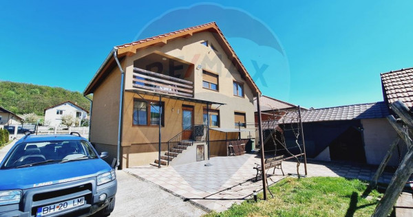 Casă / Vilă cu 5 camere de v&acirc;nzare la 12-15 minute de ...