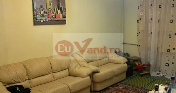De vanzare apartament 3 camere Micro 16, etaj 4/4, 64.000 euro