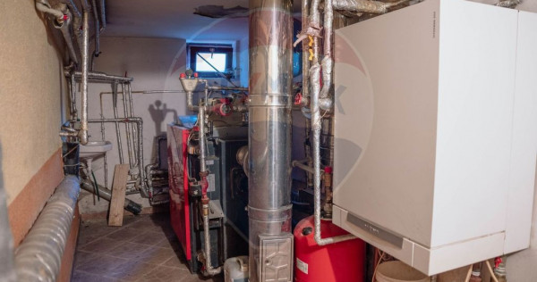 Casă / Vilă cu 10 camere de v&acirc;nzare &icirc;n zona Nord-Vest