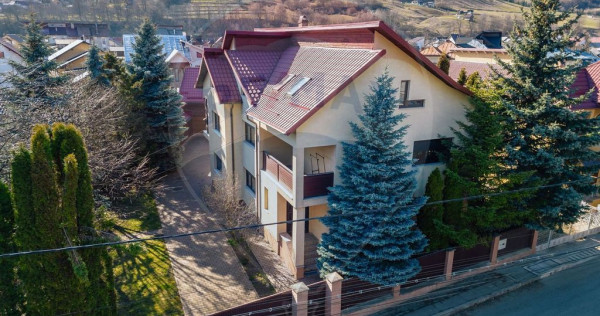 Casă / Vilă cu 10 camere de v&acirc;nzare &icirc;n zona Nord-Vest