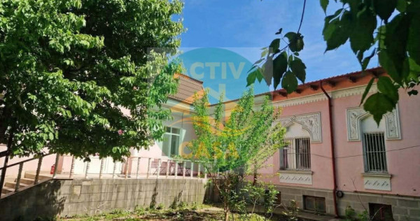 Spatiu comercial/casa de inchiriat, zona Piata Mare