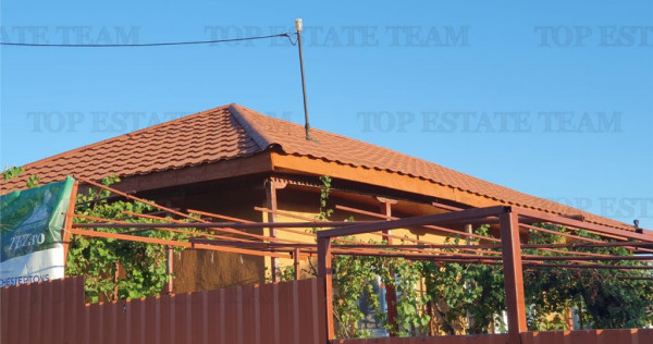 Colt de rai la tara doua case renovate cu baie, livada si vi