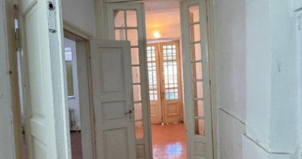 Apartament 4 camere de v&acirc;nzare, &icirc;n zona Piața Ovidiu, Con
