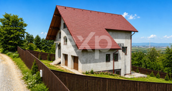 Vilă l&acirc;ngă pădure, cu vedere panoramică spre oraș | S?