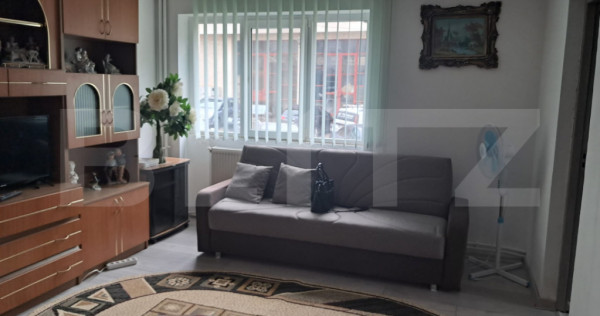 Apartament cu 3 camere, 48 mp, semidecomandat, etaj intermed