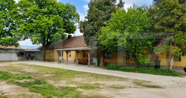 Casă cu 3 apartamente+garaje - 372 mp și teren liber, 1.41
