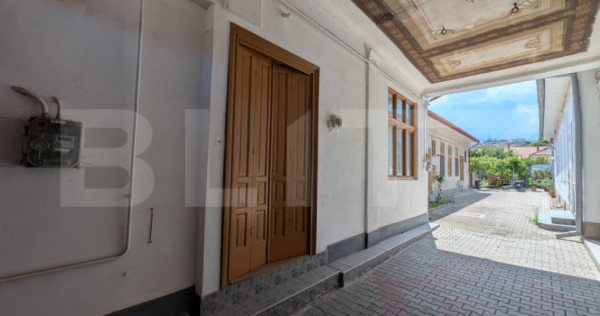 Casă 6 camere, 138 mp, garaj și teren 489 mp - zona Centru
