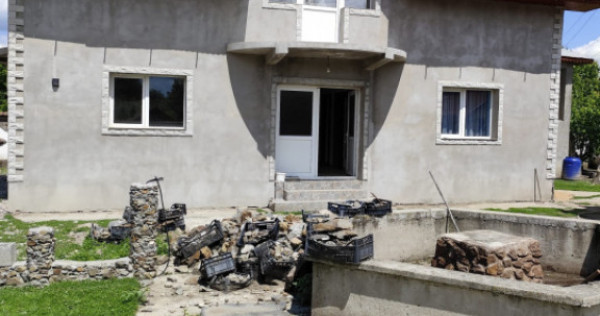 Casă spațioasă cu 800 mp teren, foișor și toate utilit?