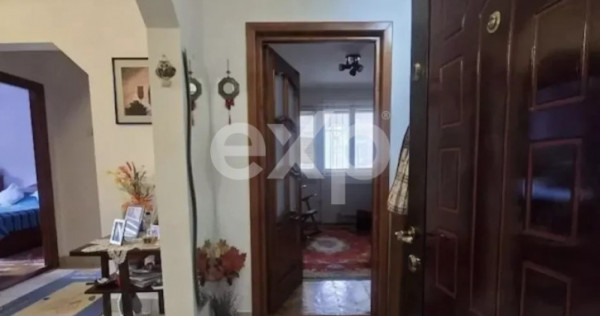 De v&acirc;nzare apartament 3 camere, 2 balcoane, et 4/10, zona R