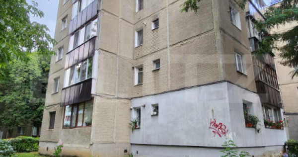 Apartament cu 3 camere, 45 mp, zona Dambu