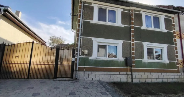 De v&acirc;nzare proprietate spațioasă,ideală pentru doua familii.