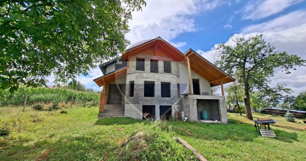 Casă cu 4 camere de v&acirc;nzare